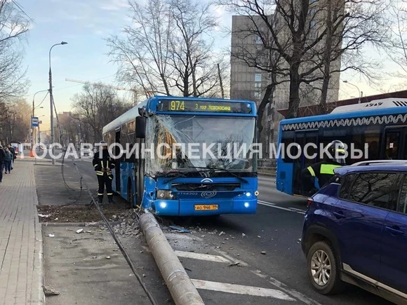 «Водитель отвлекся: в Москве автобус с пассажирами снес столб