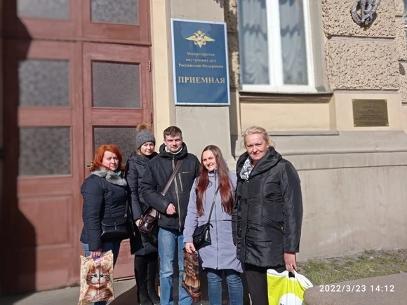 «Как беженцы, без квартир в своей стране: обманутые дольщики из Ленобласти пикетируют в Москве