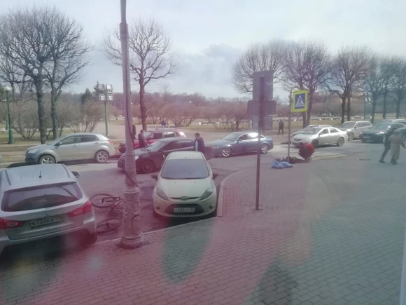 В Петербурге велосипедист попал под машину