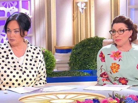 Гузеева выложила фото в «бабушкином платке и пожелала россиянам «не скурвиться