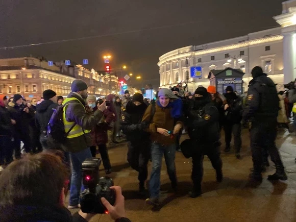 В Петербурге задержали журналистов перед патриотическим концертом в честь годовщины присоединения Крыма к России