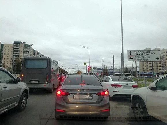 Рабочая неделя в Петербурге началась со снегопадов и аварий