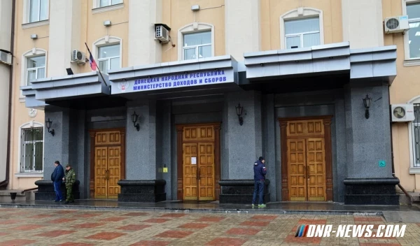 ВСУ нанесли артиллерийский удар по центру Донецка, повреждено здание Миндоходов