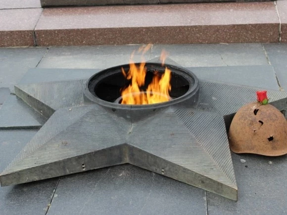 В Бурятии две школьницы прикуривали от Вечного огня