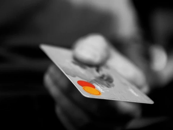 «Известия: Банки начали сокращать программы лояльности