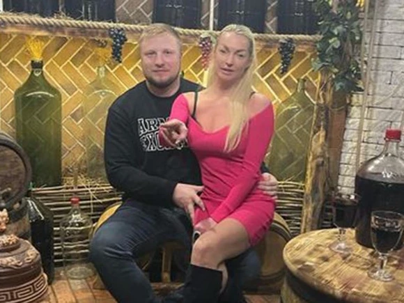 «Настя, окруженная винищем: Волочкову высмеяли за фото на коленях бойфренда в ресторане