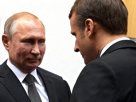 Макрон заявил Путину о невозможности платить за газовые контракты в рублях