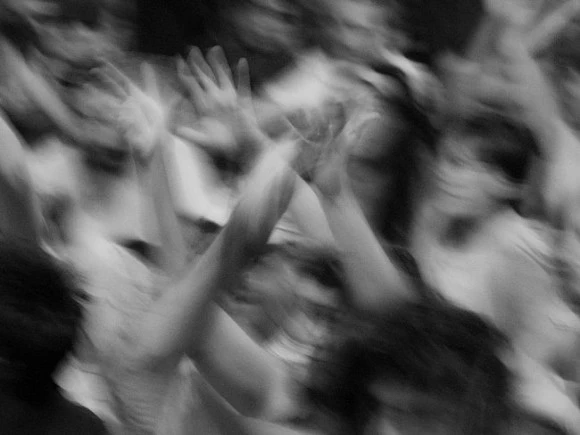 На Гаити протестующие разгромили аэропорт и сожгли самолет