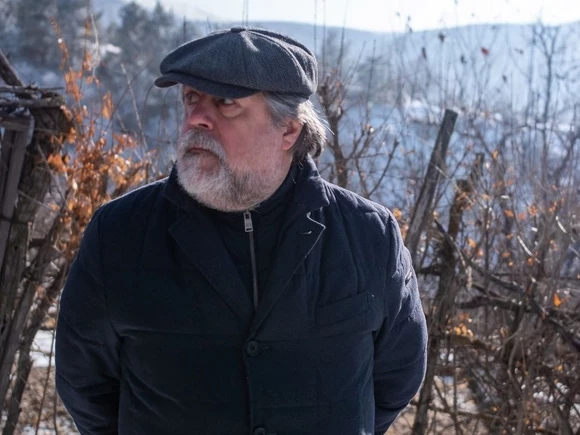 «Не время проводить фестивали: Режиссера Виталия Манского облили краской на киносмотре «Артдокфест