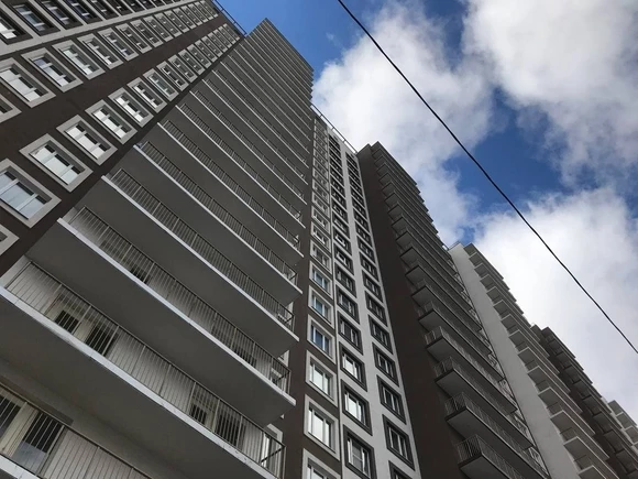 В Петербурге женщина выпала с 12 этажа, пытаясь помыть окна