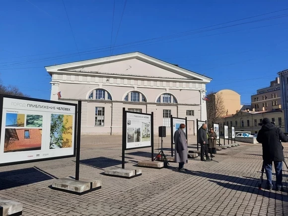 Бездомные показали на фотовыставке, каким видят Петербург