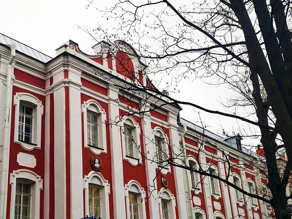 Корпус СПбГУ эвакуировали после сообщения о минировании (фото, видео)