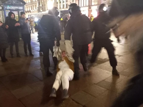 В Петербурге арестовали каждого десятого задержанного на протестной акции за мир на Украине