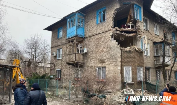 Школа и жилые дома повреждены в Донецке в результате обстрела со стороны ВСУ
