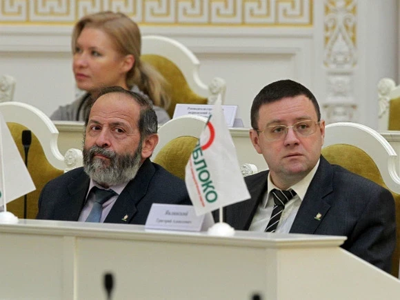 Петербургские «яблочники пришли на заседание ЗакСа с пацифистскими значками