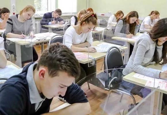 В  2021 году 37,7% выпускников школ столицы набрали 220 и более баллов по трем предметам ЕГЭ