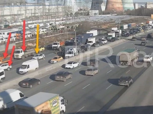 ДТП с грузовиком серьезно осложнило движение в районе 31-го км МКАД
