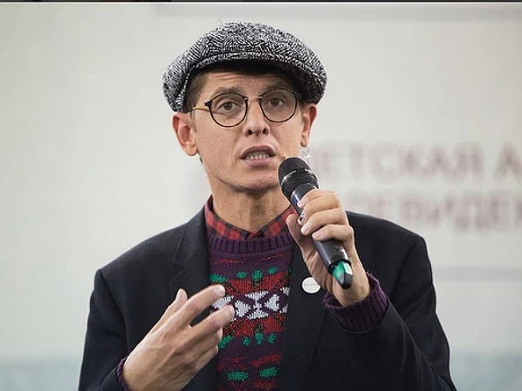 Стилист рассказал, какая одежда способна спасти от хандры