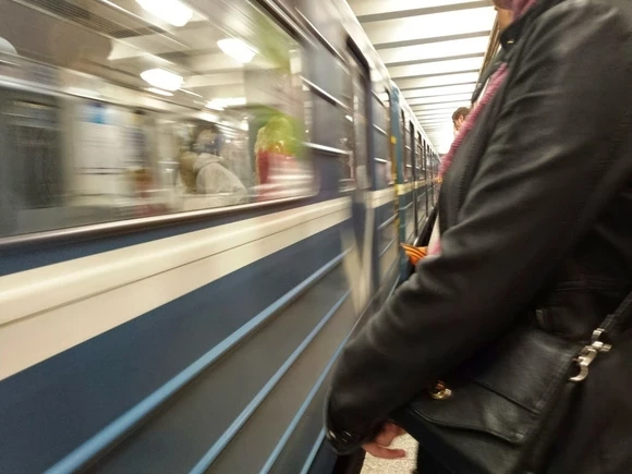 «Водоспецоперация: Петербуржцы высмеяли сотрудников метро за виртуозное обозначение течи на «Дунайской