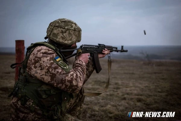 Украинские войска обстреляли из минометов Докучаевск, Ясное и Донецк