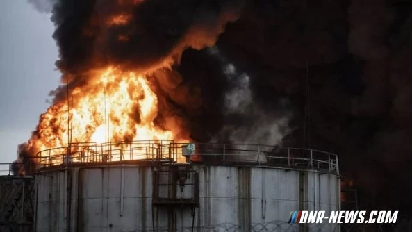 Украинские силовики нанесли ракетный удар по нефтебазе в Луганске