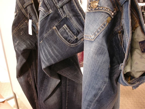 Производитель джинсов Levi Strauss и аудиторский гигант Ernst & Young прекращают работу в России