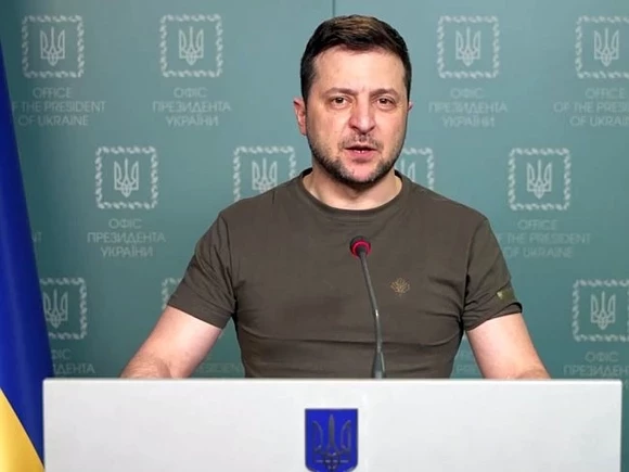 Зеленский разрешил использовать оружие во время военного положения всем украинцам