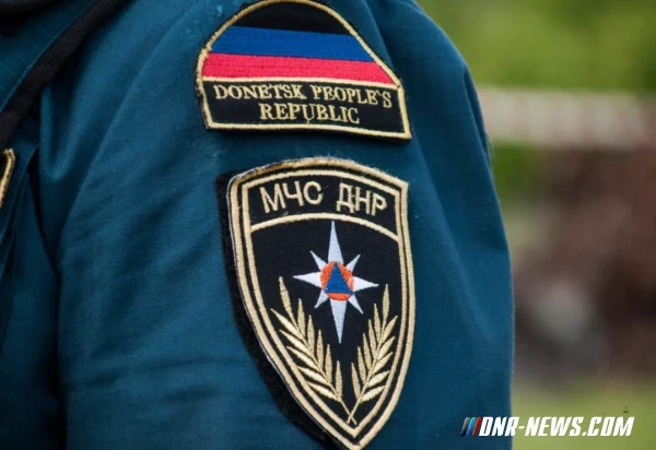 Семь сотрудников МЧС ДНР пострадали при обстреле пожарной части в Докучаевске