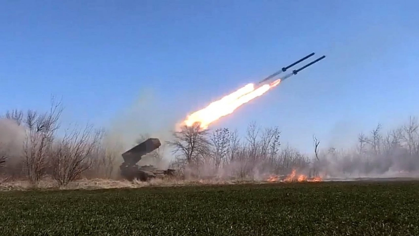 Видео: российские ТОСы уничтожают позиции боевиков «Азова в Мариуполе