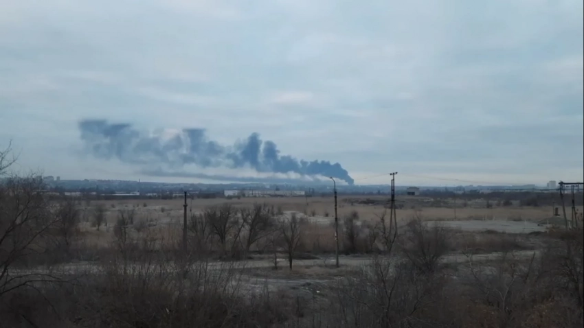 Пожар на Луганской нефтебазе в результате украинского обстрела