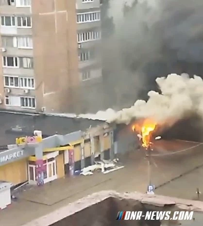 Супермаркет в Петровском районе Донецка загорелся в результате обстрела со стороны украинской армии