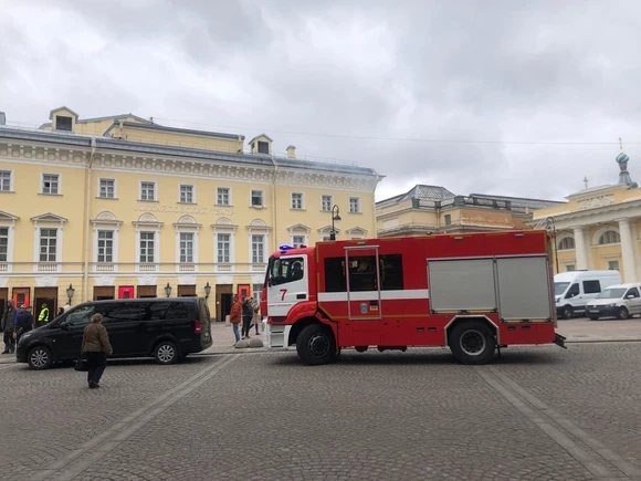 В Михайловском театре задымилось окно