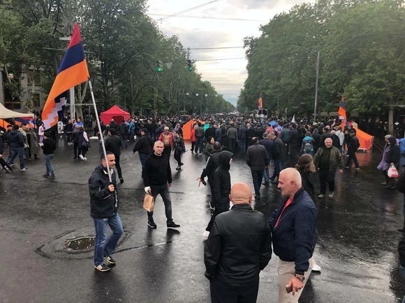 «Хотели парализовать столицу: в Ереване начались задержания перекрывающих улицы оппозиционных демонстрантов