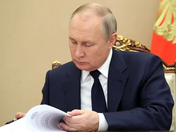 Путин запретил иностранцам организовывать пассажирские перевозки в России и не разрешил делиться с ними банковской тайной