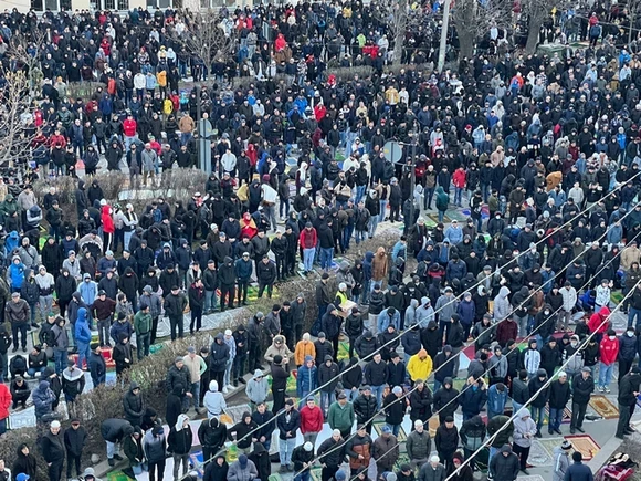 В Санкт-Петербурге сотни тысяч мусульман встретили праздник Ураза-Байрам (фото)
