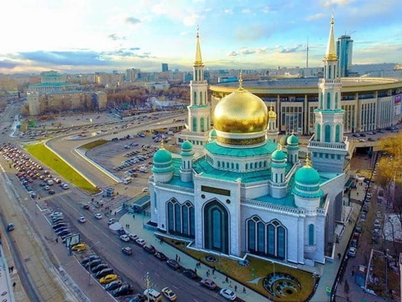 У Московской соборной мечети собрались около 150 тыс. верующих