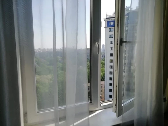 Двое детей выпали из окна квартиры в подмосковном Ногинске и остались живы