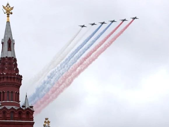 «Z в небе над Москвой: над Красной площадью прошла репетиция авиационной части парада Победы (видео)