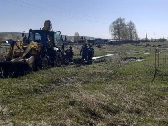 В Башкирии из-за порыва трубопровода структуры «Башнефти фонтаном бьет из-под земли нефть (видео)