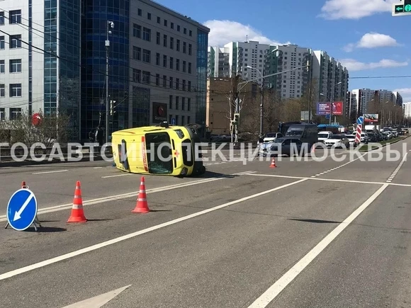 «Ехала с „мигалкой“: в ГИБДД Москвы привели подробности аварии с перевернувшейся „скорой“