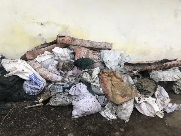 «Ну что за позорище?: Ксения Собчак возмутилась горой мусора недалеко от Казанского собора