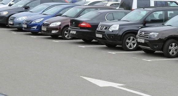 «Коммерсант: Продажи легковых автомобилей в России обвалились почти втрое