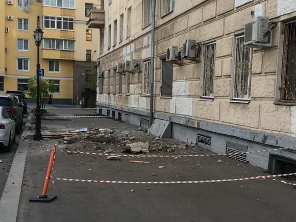 Облицовка фасада обрушилась с жилого дома в центре Москвы (фото)
