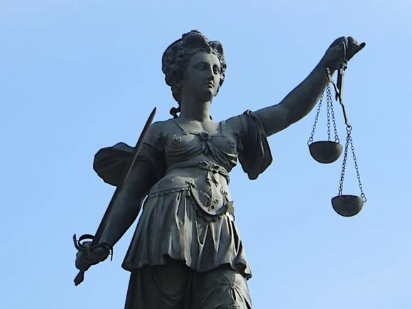 Обвиняемую в распространении фейков активистку в Петербурге отправили под стражу