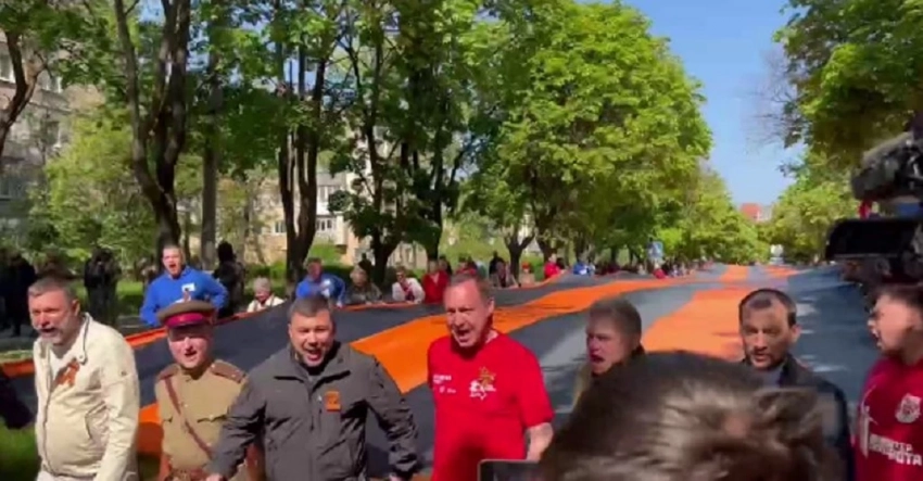 Жители освобождённого Мариуполя в честь Дня Победы развернули огромную георгиевскую ленту