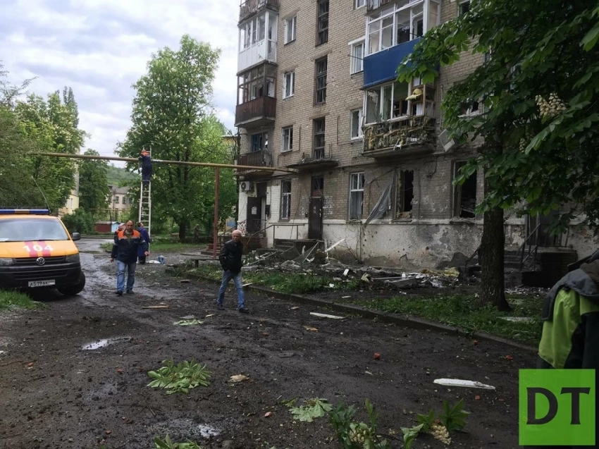 Боевики ВСУ обстреляли Петровский район Донецка: пострадала пенсионерка и загорелся магазин