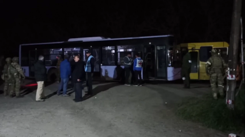 Выход мирных жителей из территорий ближайших к заводу Азовсталь
