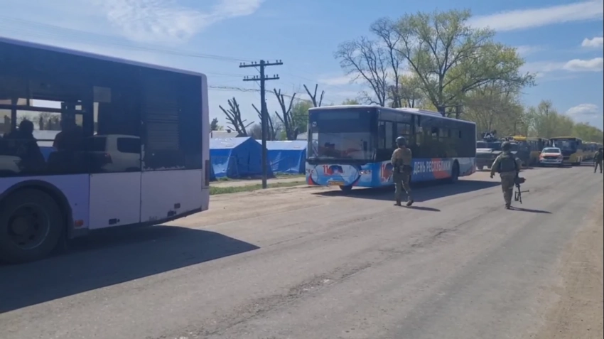 Выход гражданских лиц, которых удерживали на территории завода Азовсталь