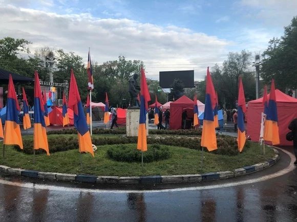 В Ереване полиция впервые за весь период протестов применила свето-шумовые гранаты
