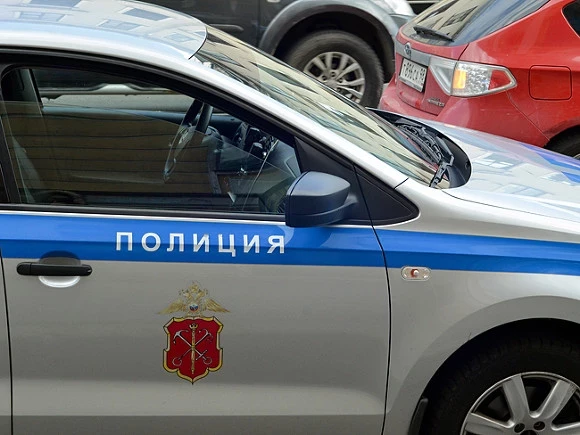 В Петербурге начали проверку после инцидента с полицейским, угрожавшего «сломать парня и полезшего к нему в сумку